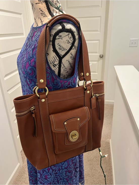 Coach Handbags - Coach GiGi #F12888 Vintage Coach Shoulder bag in Excellent Condition